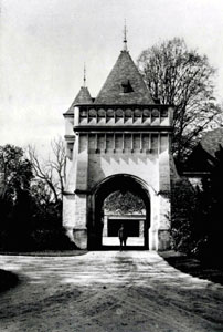 courtyard entrance to Old Warden House about 1900